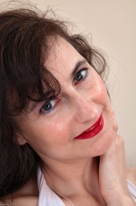 Зрелая в чулках с небритой киской